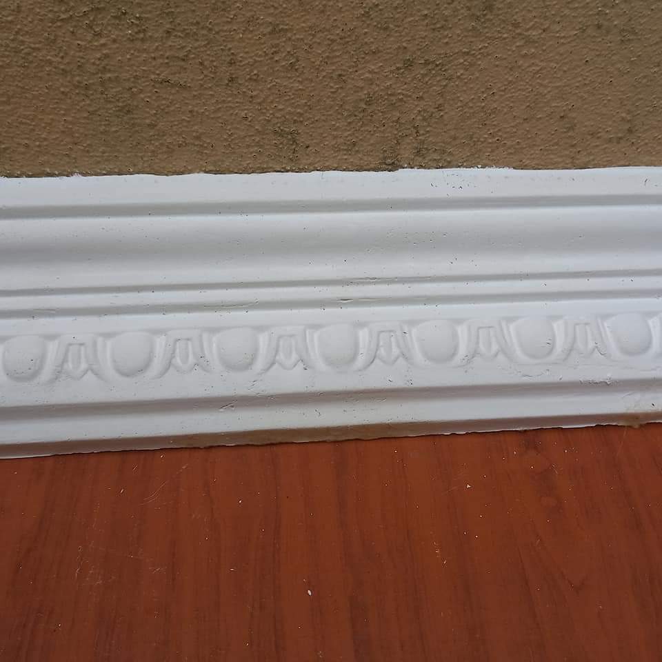 Wall moulding with egg-and-dart pattern