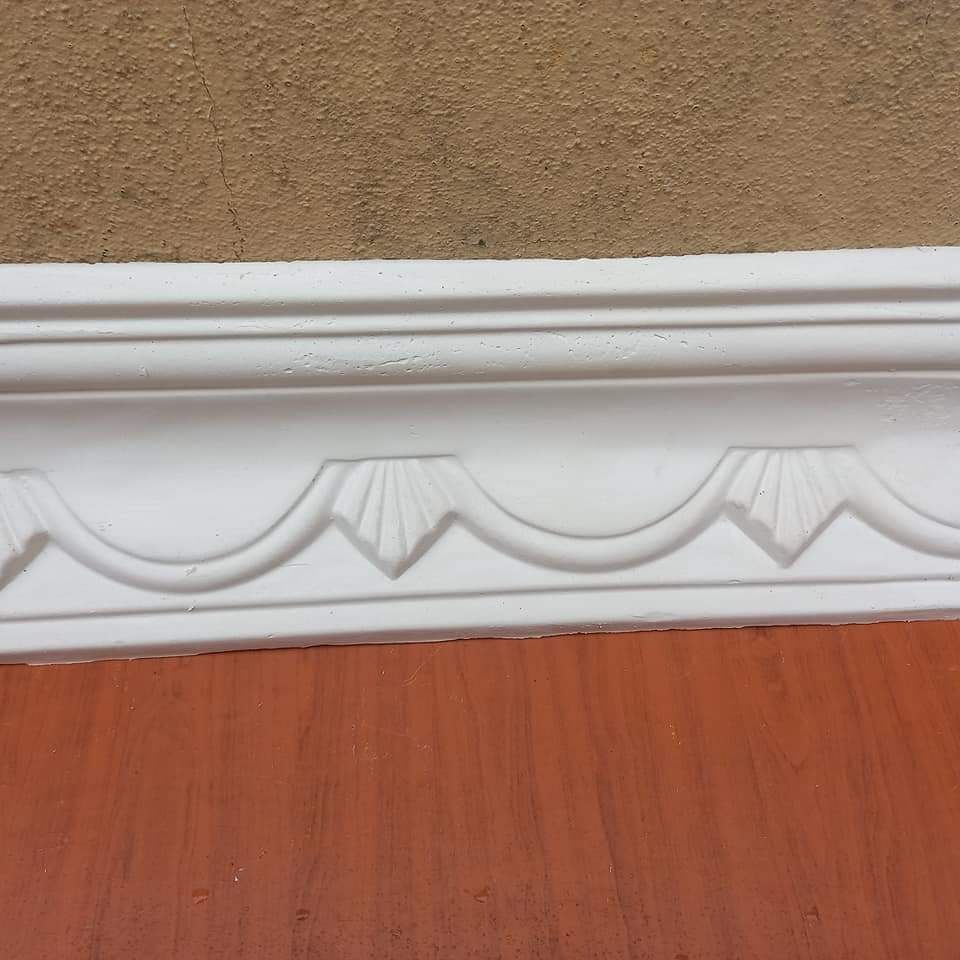 Wall moulding with fan and swag pattern