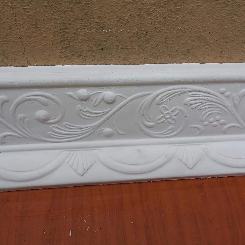Wall moulding with scroll and berry pattern