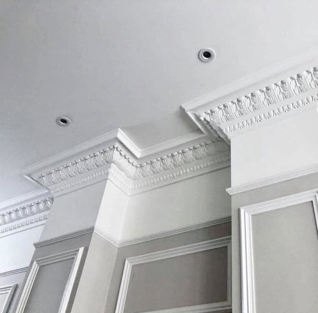 Hand-detailed acanthus cornice, hand-finished plasterwork corner junction