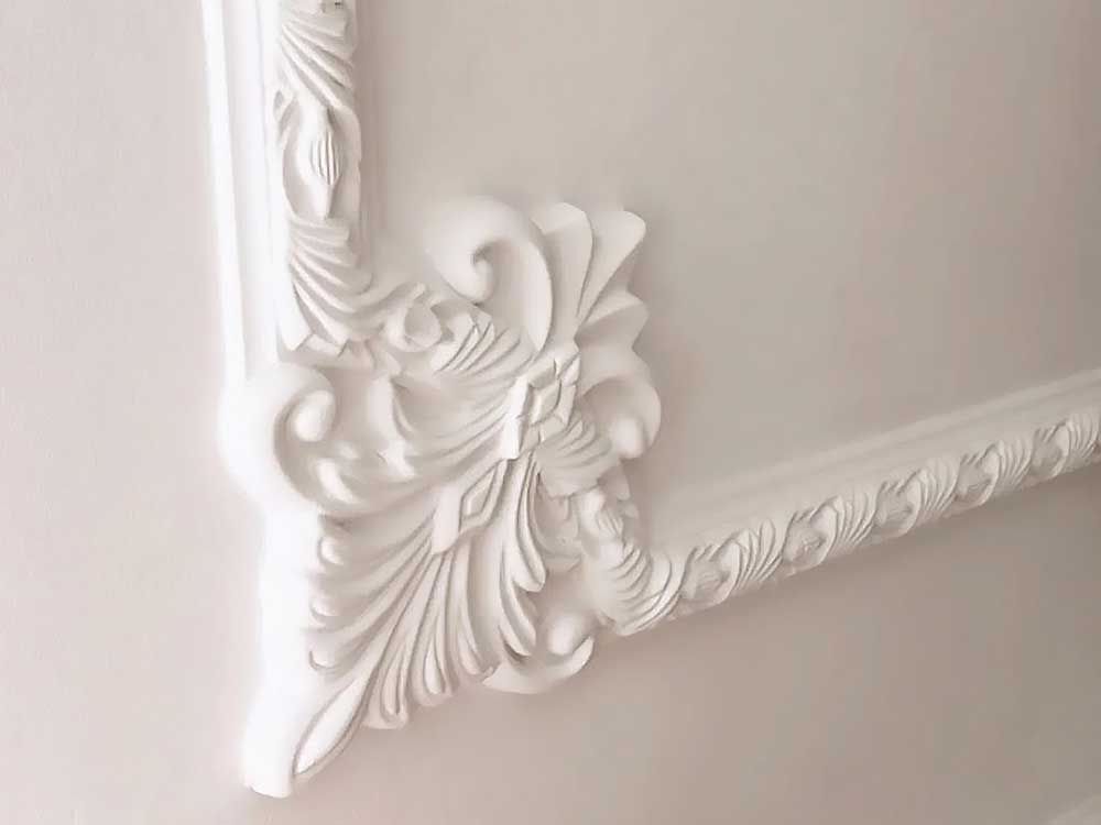 Elegant framed wall moulding corner detail
